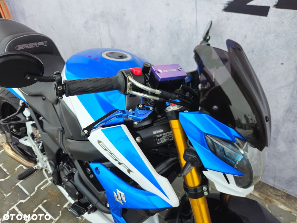 Suzuki GSR - 8