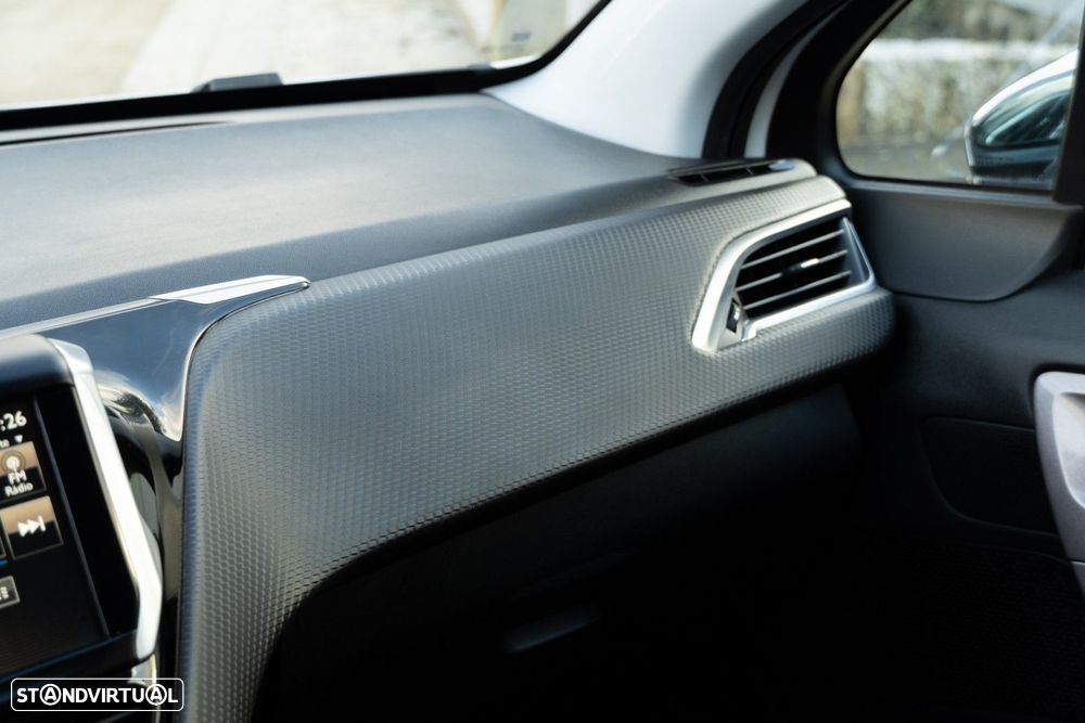 Peugeot 2008 1.6 BlueHDi Style - 48