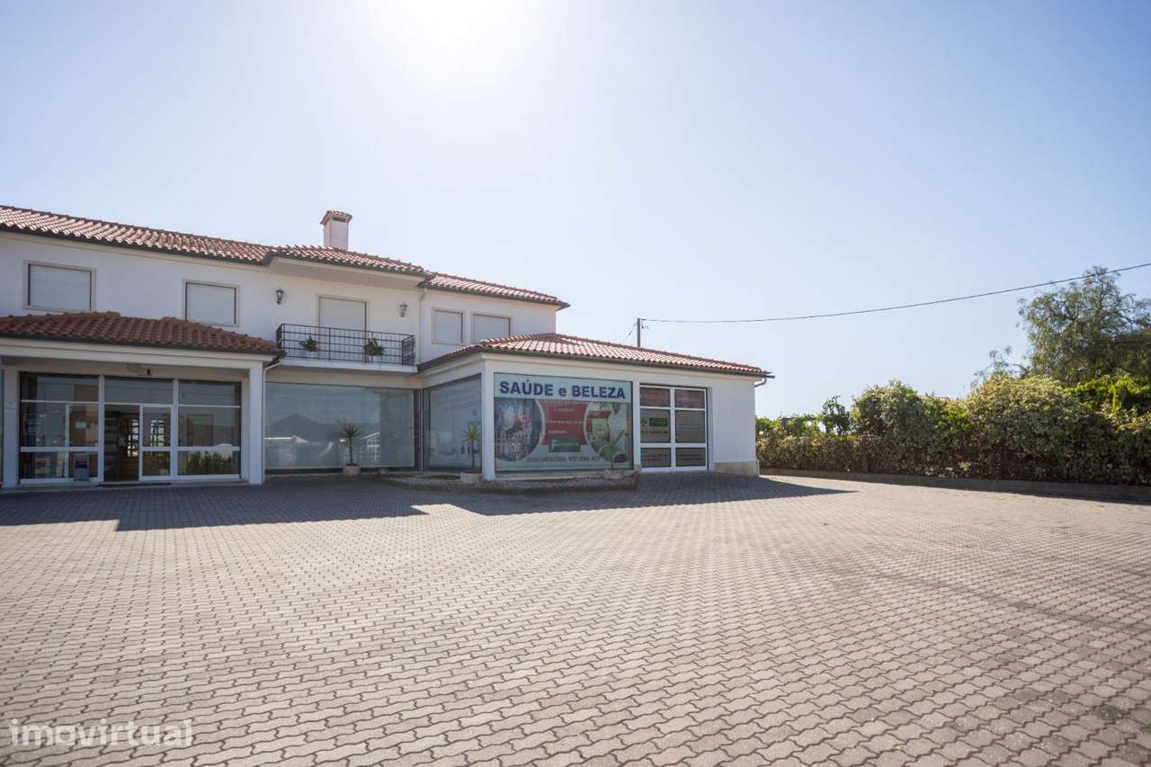 Espaço Comercial e de Serviços para Arrendamento em Samora Correia