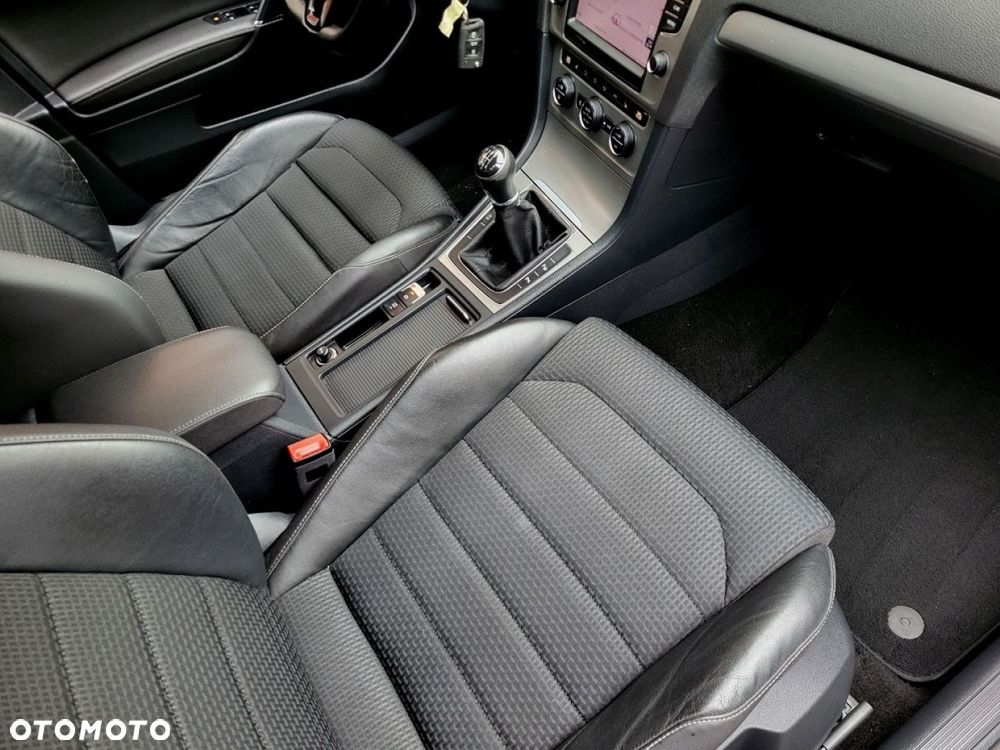 Volkswagen Golf - 28