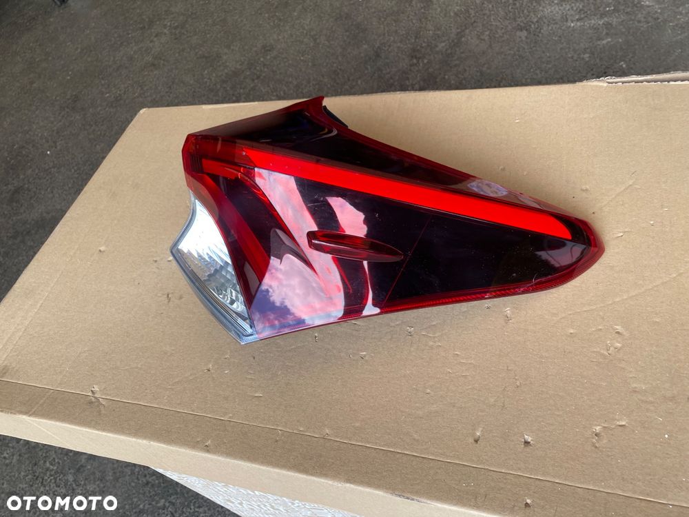 TOYOTA AURIS 2 II LIFT KOMBI LAMPA TYLNA PRAWA  EUROPA PRAWY TYŁ W BŁOTNIK  Europa W-wa - 5