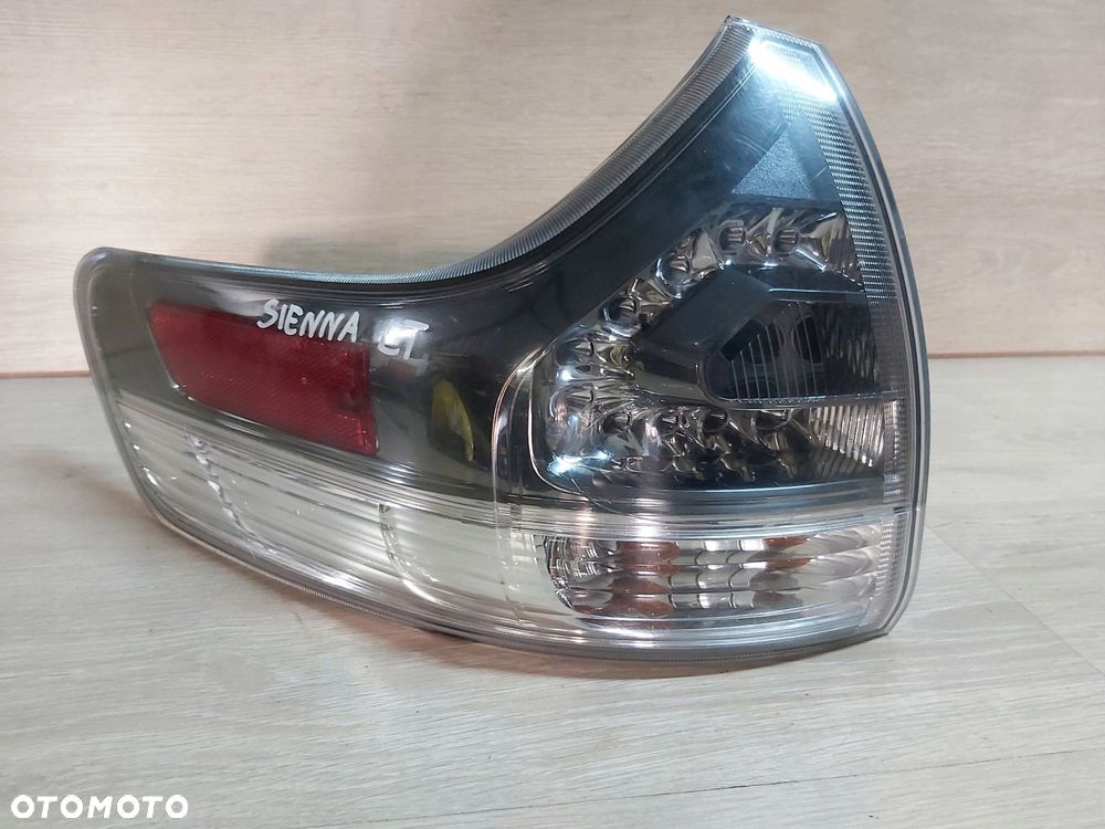 TOYOTA Sienna Sport lampa lewy tył lewa tylna - 1