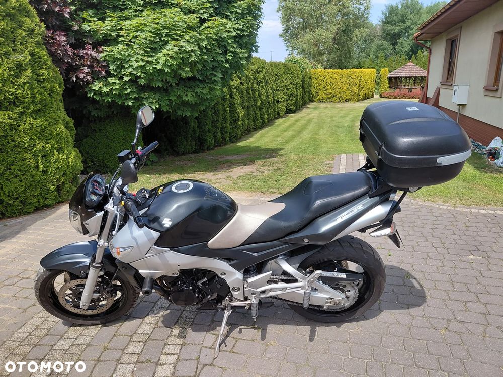Suzuki GSR - 2