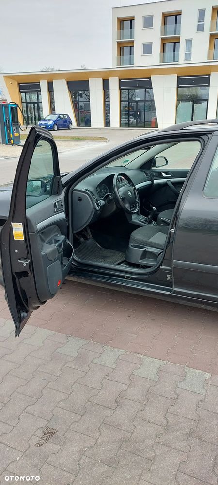 Skoda Octavia 1.6 Ambiente - 11