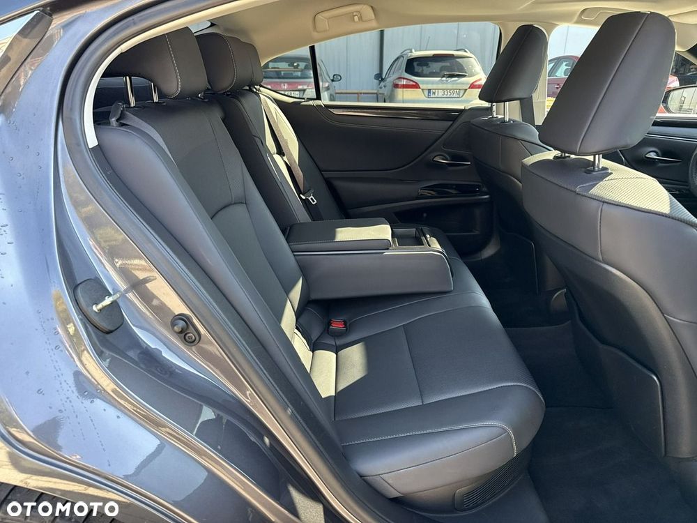 Lexus ES 300h Business Edition - 18