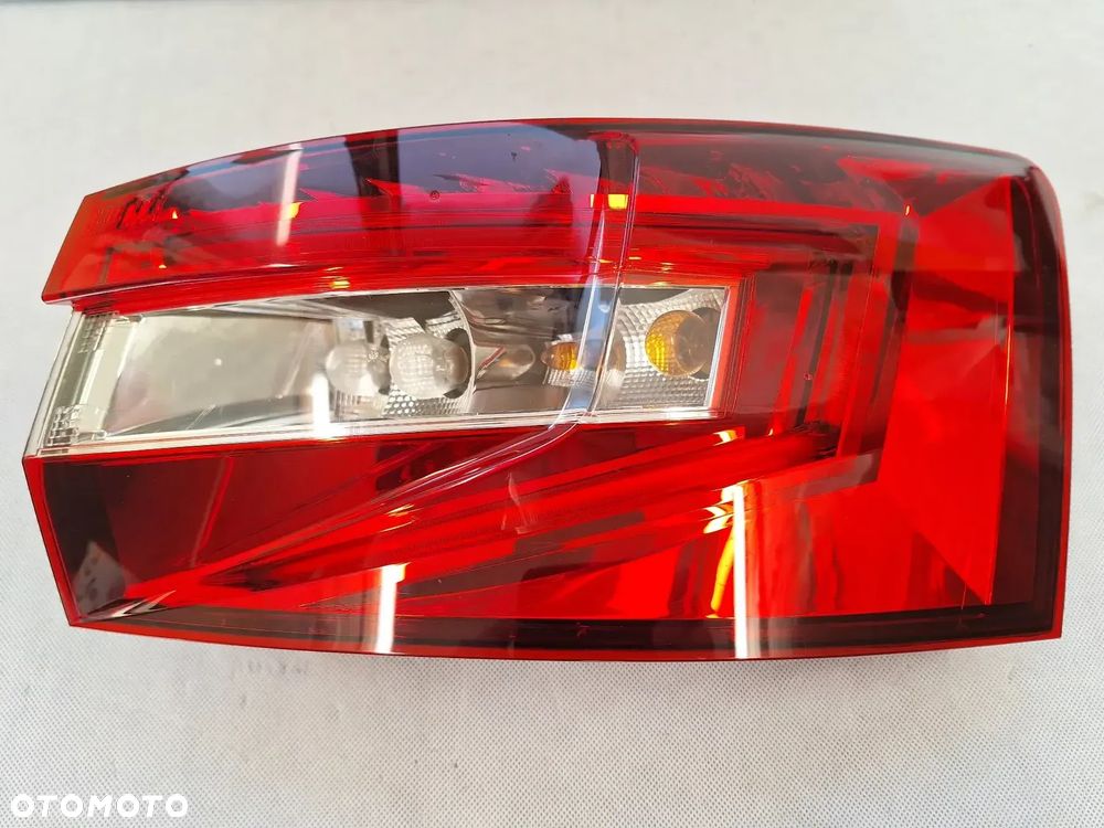 Skoda Superb III kombi lampa prawa tył 3v9945208A