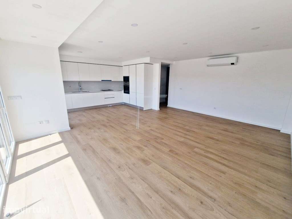Moradia T3+1 em banda, arquitetura contemporânea, com garagem - Pêra - Grande imagem: 2/30