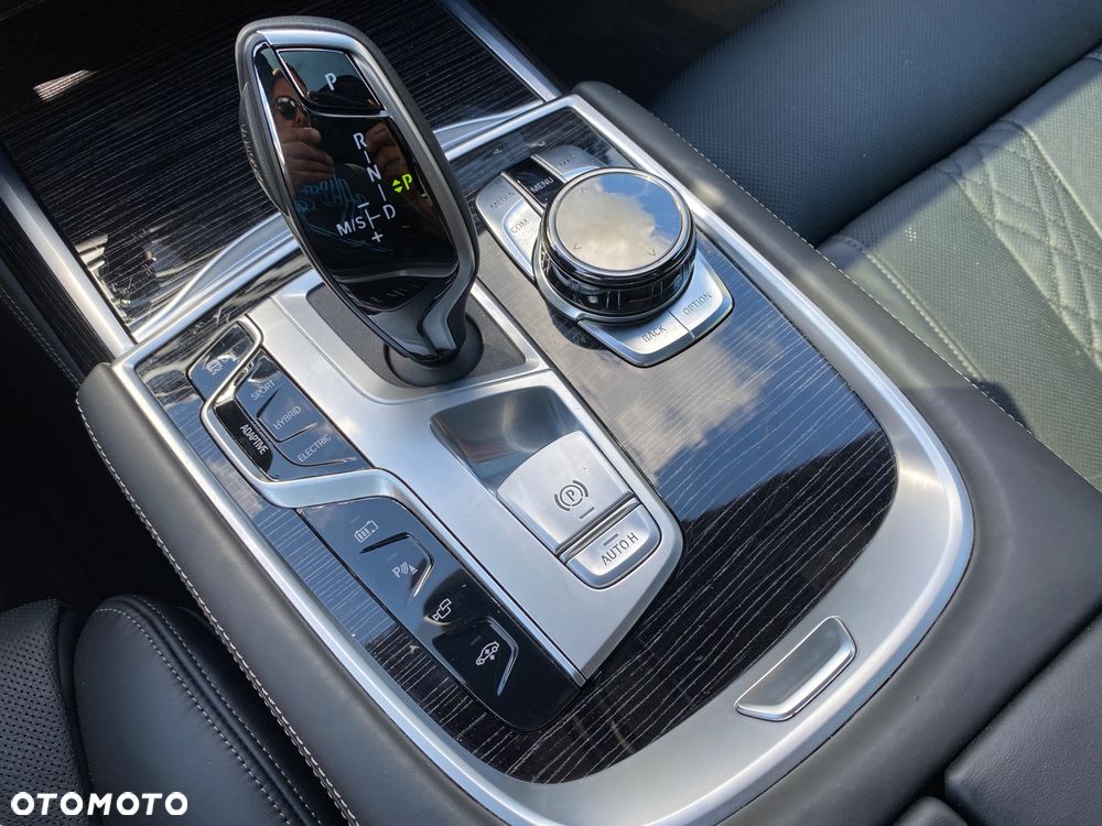 BMW Seria 7 745e sport - 32