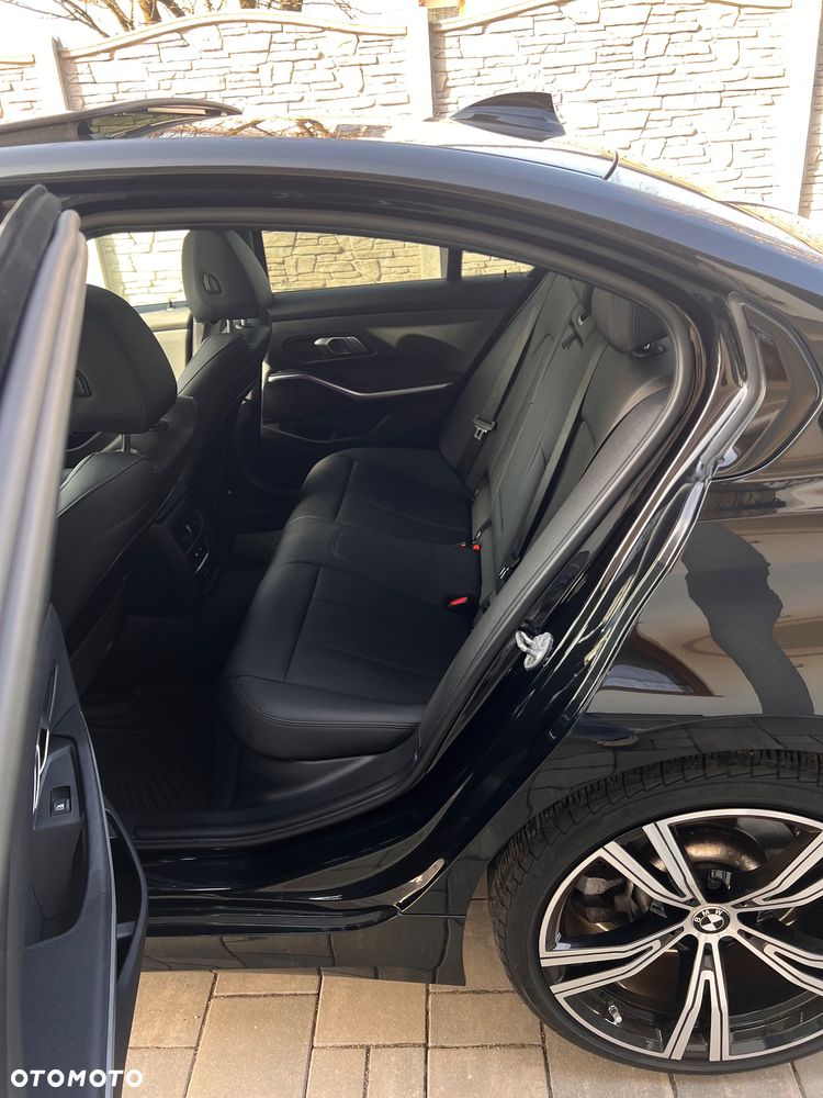 BMW Seria 3 330i xDrive Edition M Sport Shadow - 9