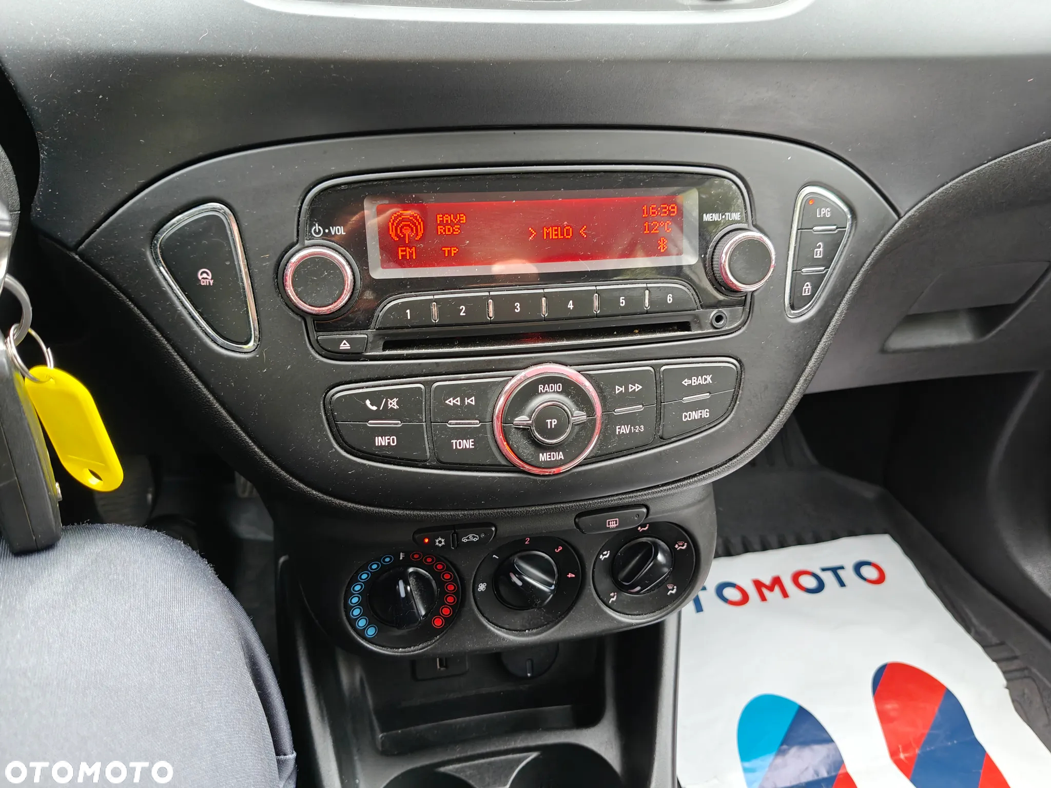 Opel Corsa 1.4 Cosmo - 24