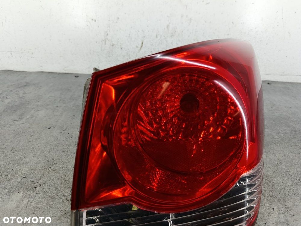 LAMPA TYLNA PRAWA CHEVROLET CRUZE I SEDAN - 4