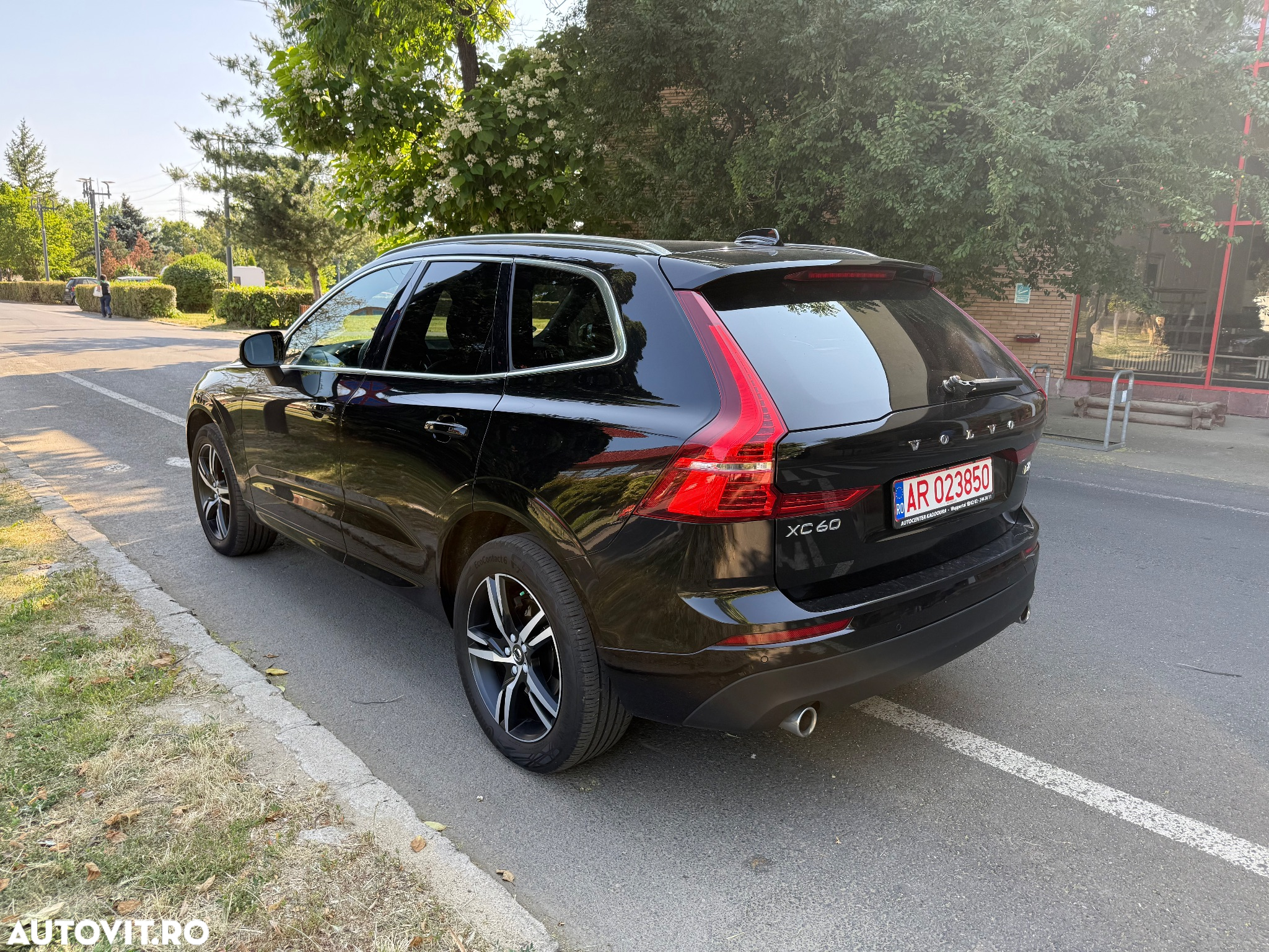 Volvo XC 60 B4 D AWD Geartronic Momentum Pro - 4