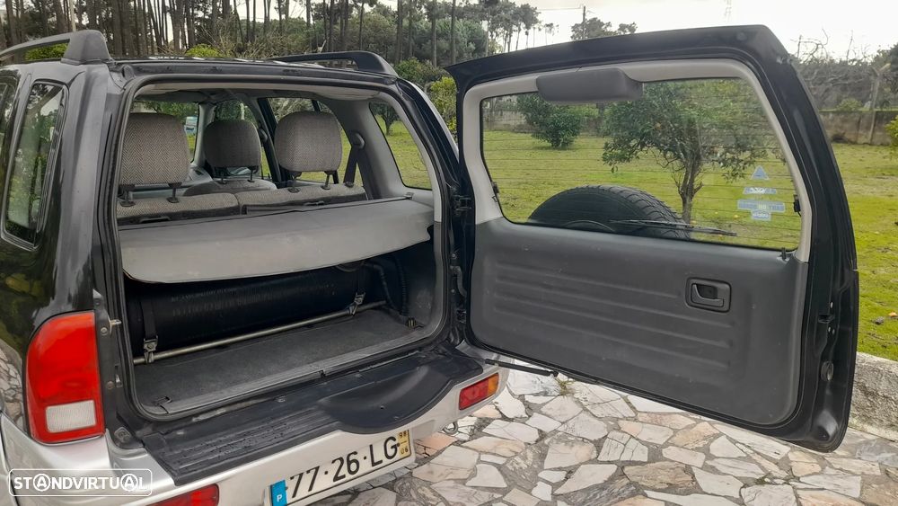 Suzuki Grand Vitara Metal Top 2.0 L - 28