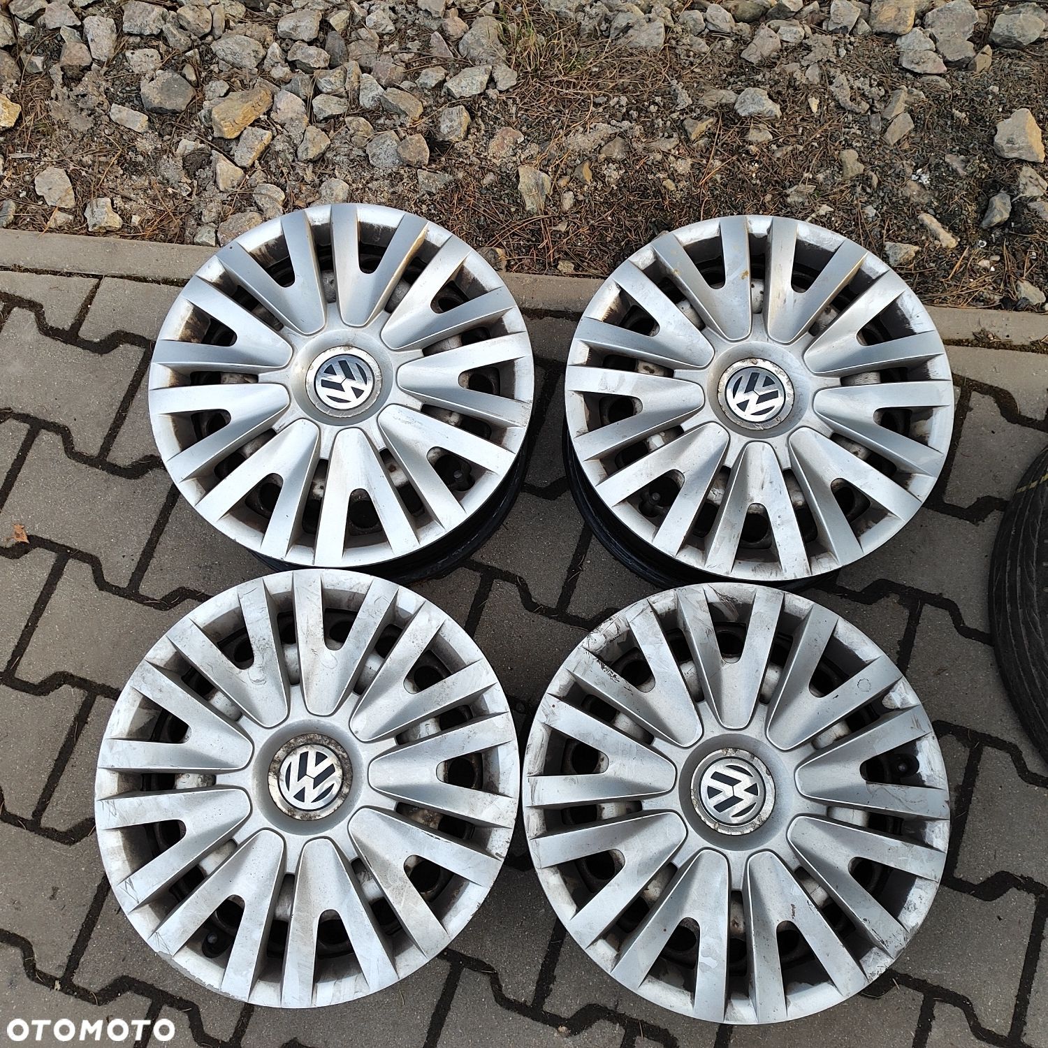 Volkswagen Touran   komplet felg stalowych 15 cali z  kołpakami VW - 1