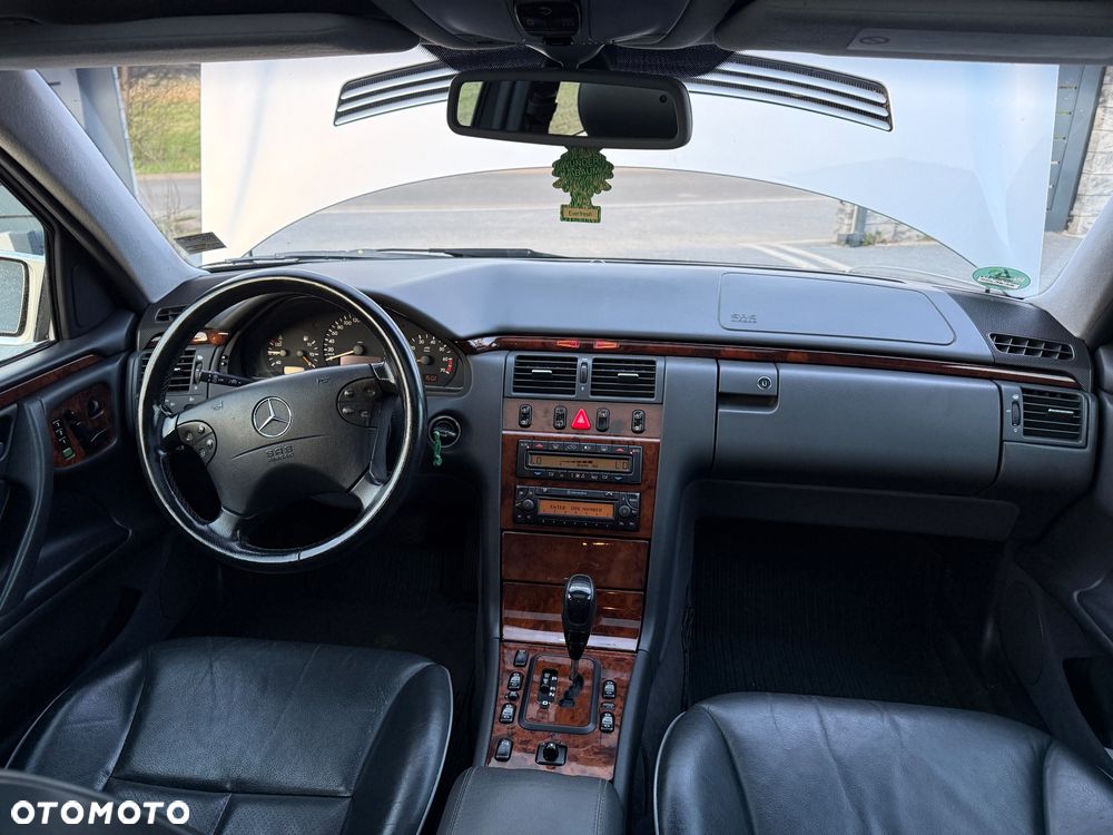 Mercedes-Benz Klasa E 320 T Avantgarde - 19