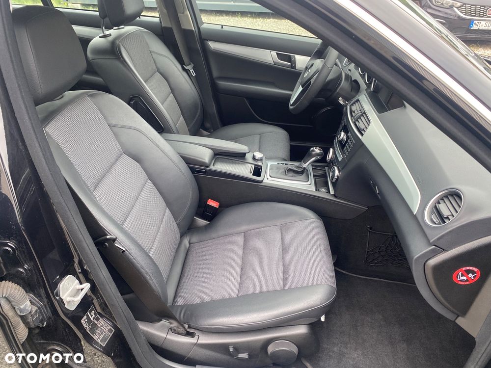 Mercedes-Benz Klasa C 180 CGI Automatik BlueEFFICIENCY Avantgarde - 26