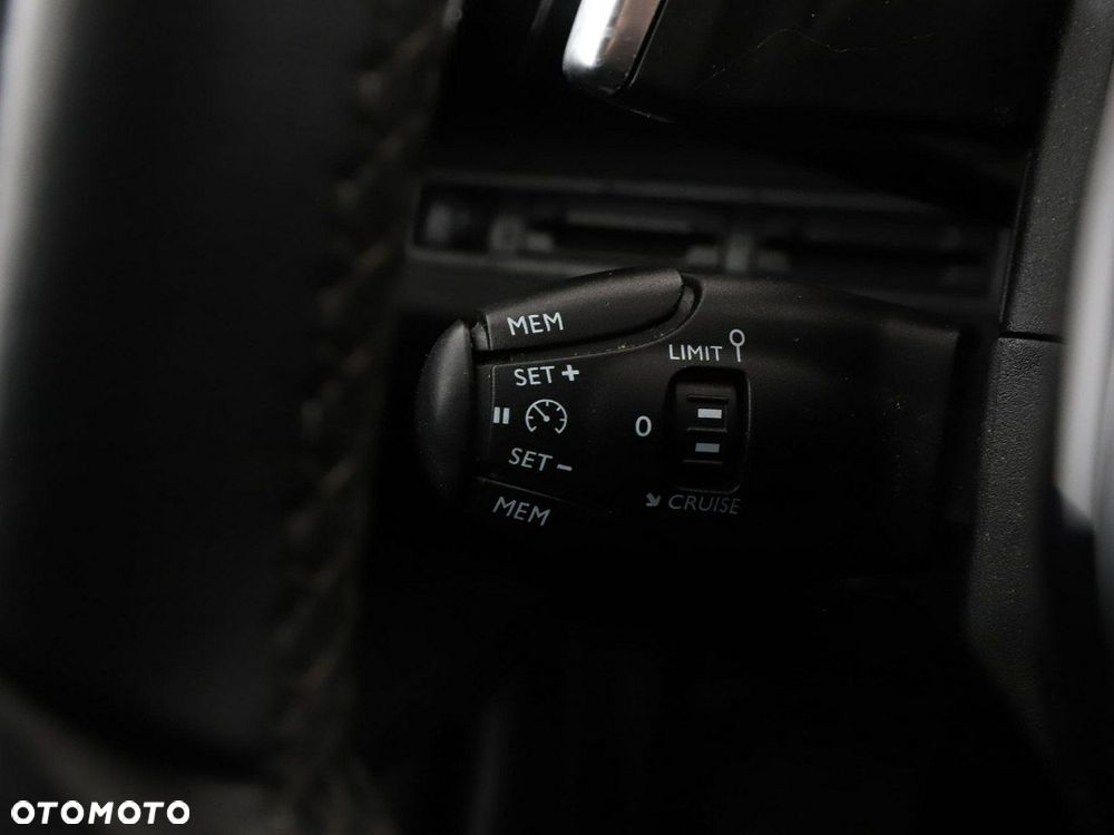 Peugeot 3008 1.2 PureTech Allure S&S EAT8 - 36