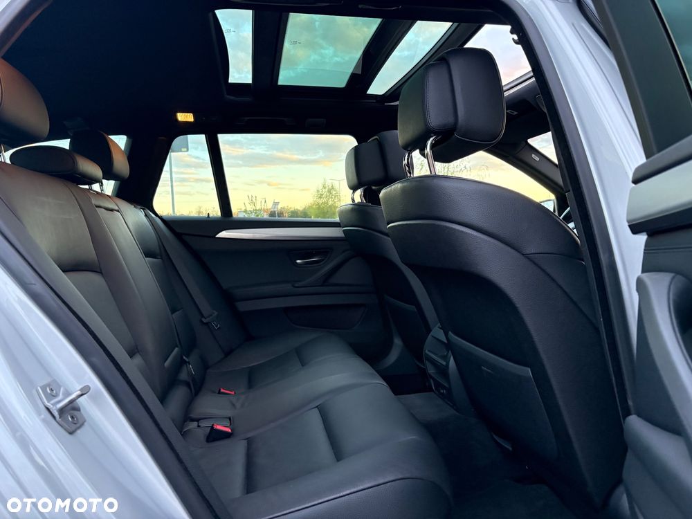 BMW Seria 5 525d Sport-Aut Modern Line - 32