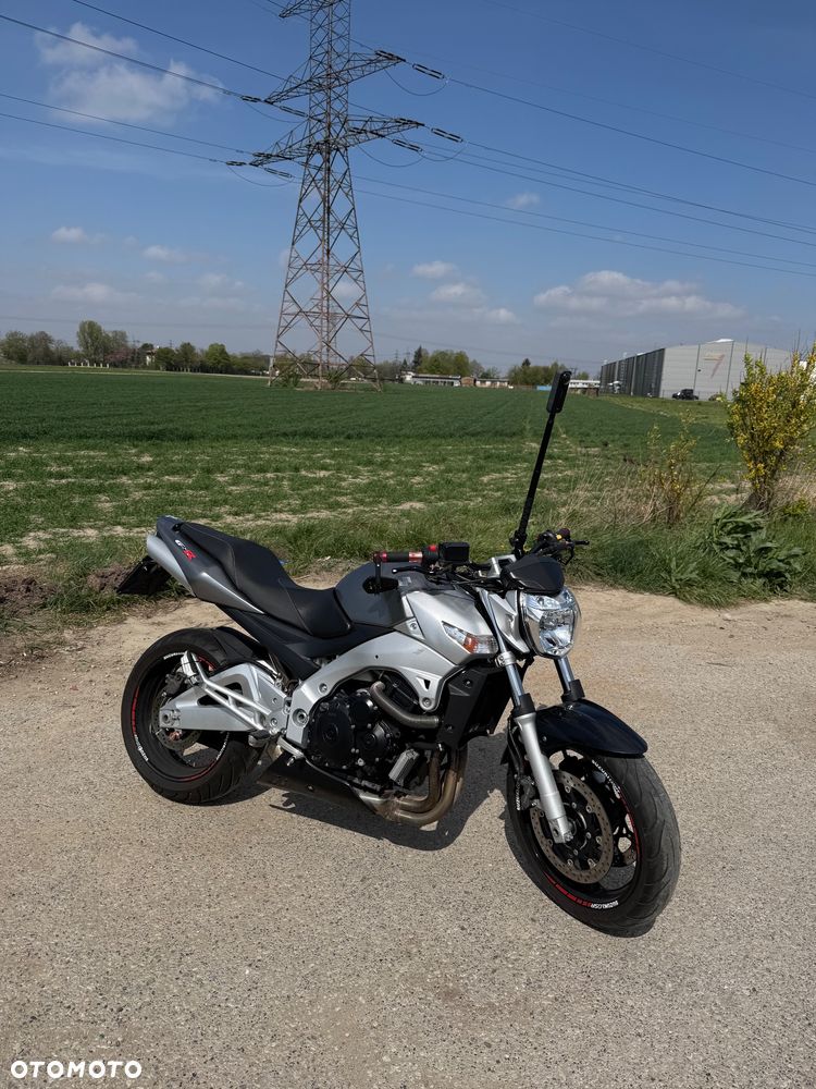 Suzuki GSR - 8
