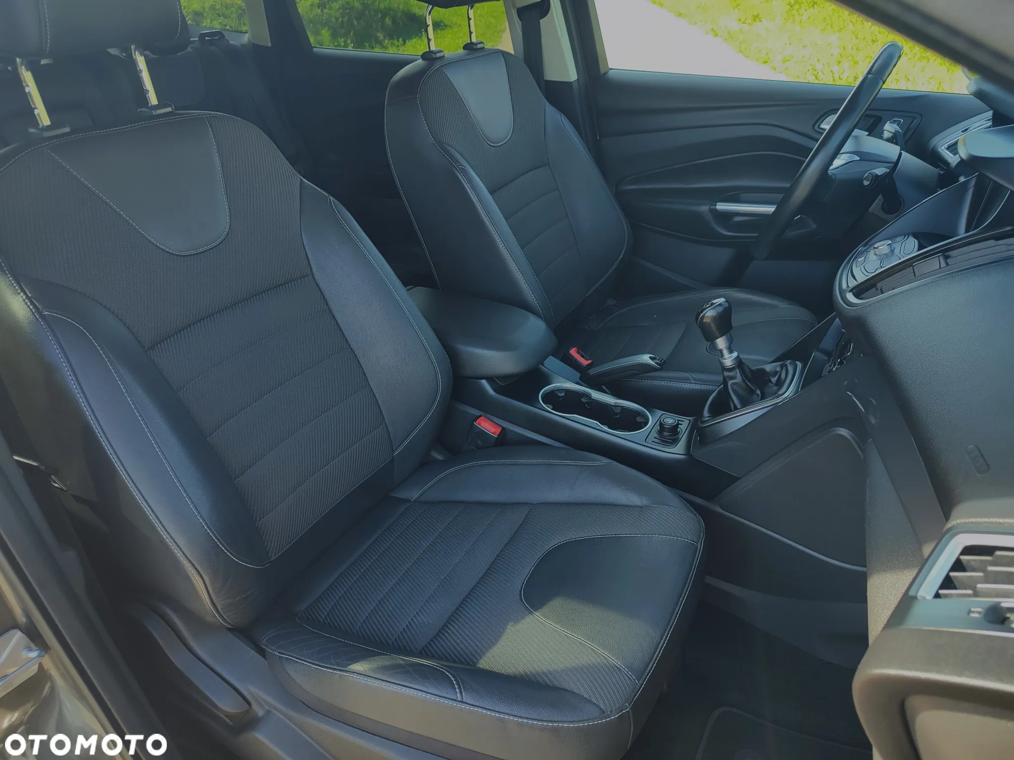 Ford Kuga 2.0 TDCi 2x4 Titanium - 32