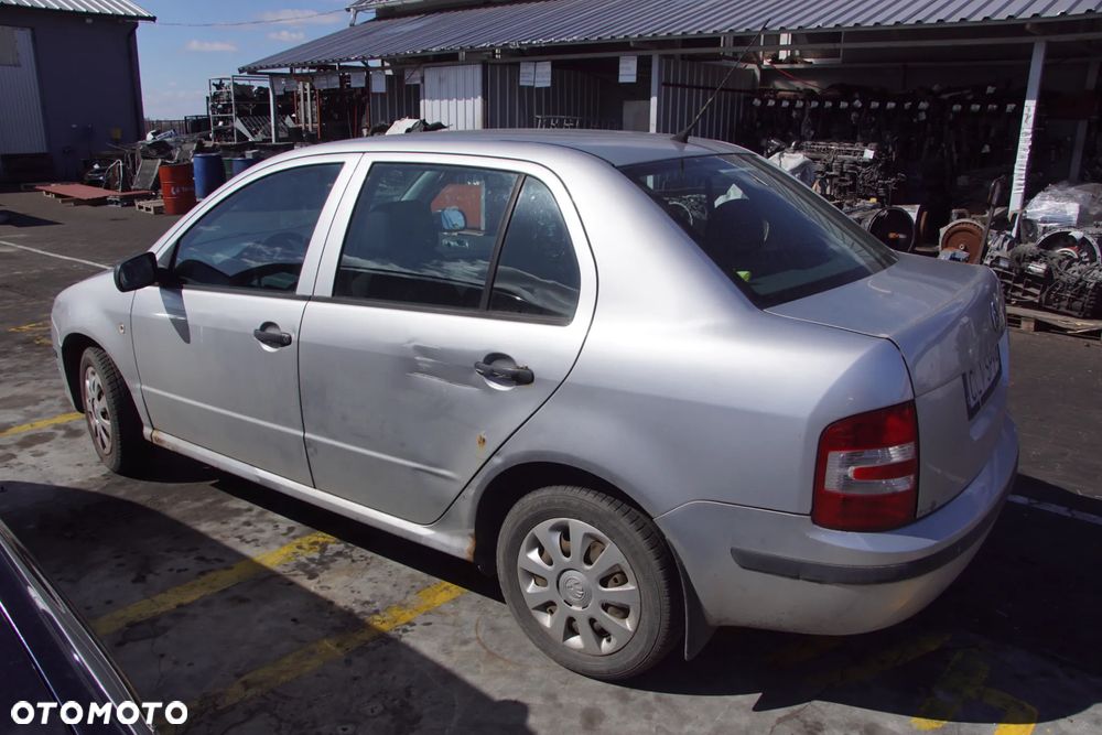 Auto na części - Skoda Fabia I Lift 1.2 12V 64 KM AZQ GSB LF7T 2005R Silnik Skrzynia Drzwi Maska Błotnik Zderzak Klapa Lampa Lusterko Klamka Szyba Deska Kokpit Sterownik Moduł Czujnik Licznik Panel Kierownica - 8