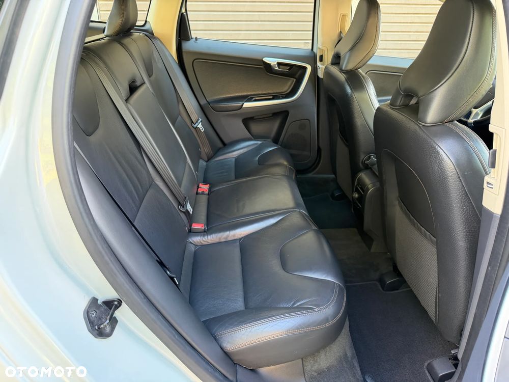 Volvo XC 60 D5 AWD Momentum - 14