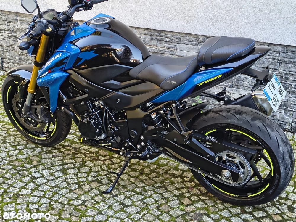 Suzuki GSX - 26