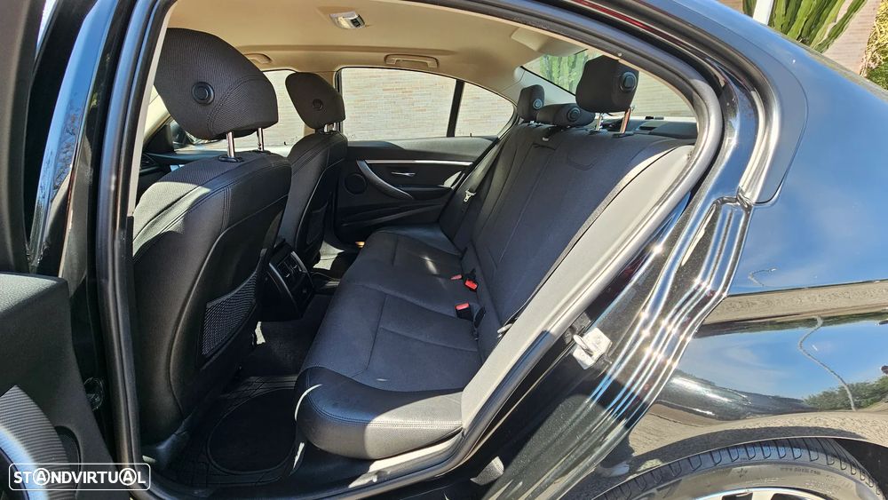 BMW 320 i Aut. Sport Line - 32