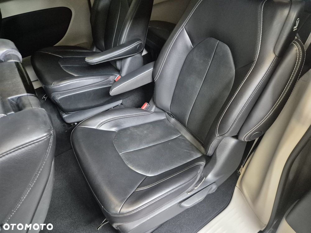 Chrysler Pacifica - 17