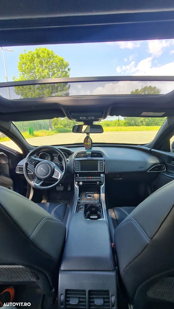 Jaguar XE 2.0 R-Sport - 19