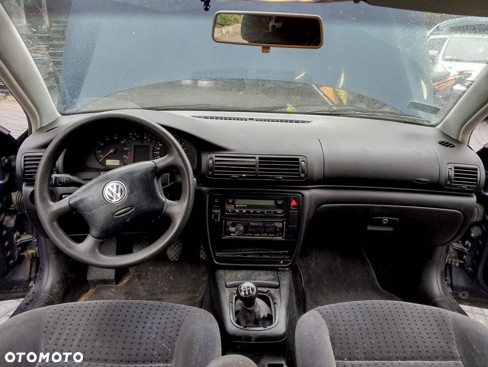 Volkswagen Passat B5 (97-00.) 1.6 B 100KM. Silnik AHL (ADP, ANA, ARM) Skrzynia DWG lakier LN5Y.Cały na części. GWARANCJA !!!  Przód Tył Zestaw Komplet Drzwi Klapa Zderzak Błotnik Maska Grill Atrapa Szyba Pas Lampa Lusterko Boczki Fotel Kanapa Kokpit Deska Rozdzielcza Przełącznik Włącznik Sterownik Przewody Wiązka Instalacja Moduł Komputer Czujnik Listwa Pompa Alternator Wtryski Głowica Rozrusznik Kompresor Sprzęgło Dwumas Silnik Skrzynia ABS Klimatyzacji Paliwa Wspomagania Kolektor Turbina Przepustnica Zawór Chłodnica Koło Hak Belka Sanki Zawieszenie Mcpherson Półoś Amortyzator Wydech Tłumik Zacisk Most - 13