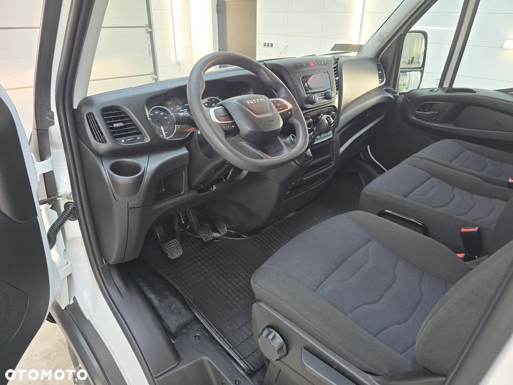 Iveco DAILY 50C18 / 35C18 DOKA SKRZYNIA DŁUGA3,81cm + SKRZYNIA NA NARZĘDZIA DEMONTOWANA HAK 3500Kg TEMPOMAT KLIMA 31 Tyś km SERWIS DO OSTATNIEGO Km ASO IVECO NA GWARANCJI - 30