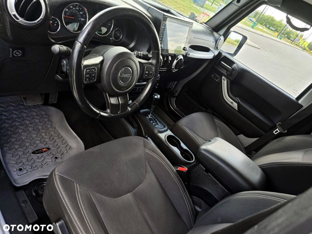 Jeep Wrangler 3.6 Unlim Sahara - 21