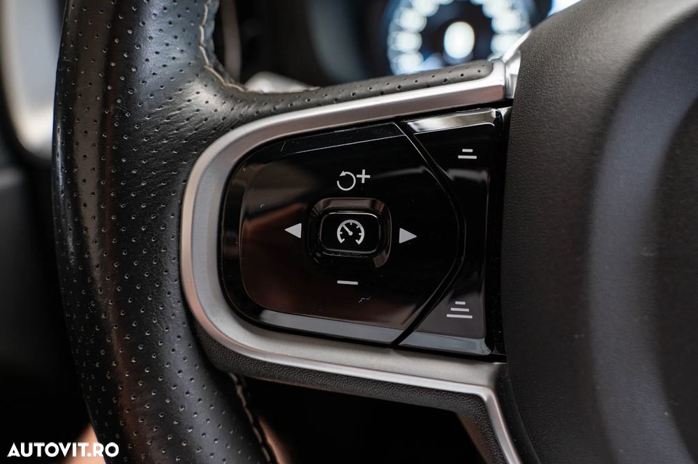 Volvo XC 60 D5 AWD Geartronic RDesign - 27