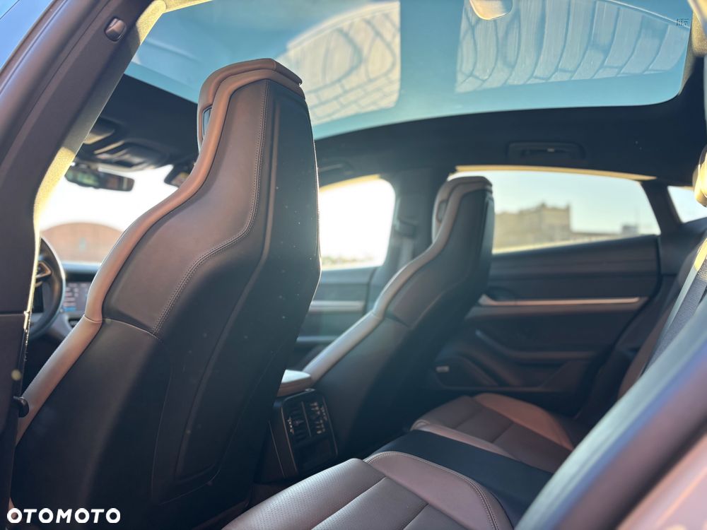 Porsche Taycan - 8
