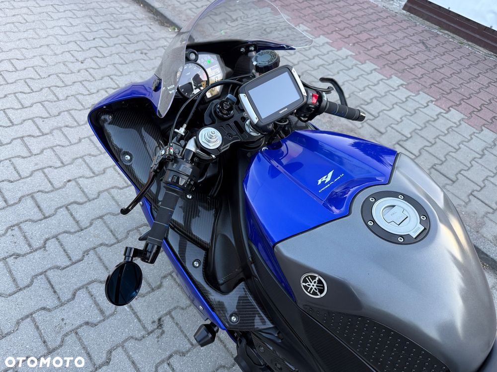 Yamaha R1 - 32