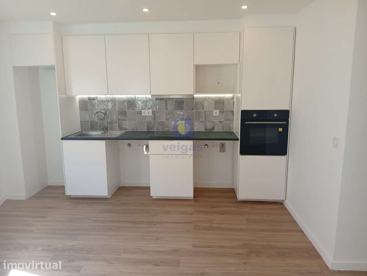 Apartamento T2 Renovado no Forte da Casa - Grande imagem: 2/17