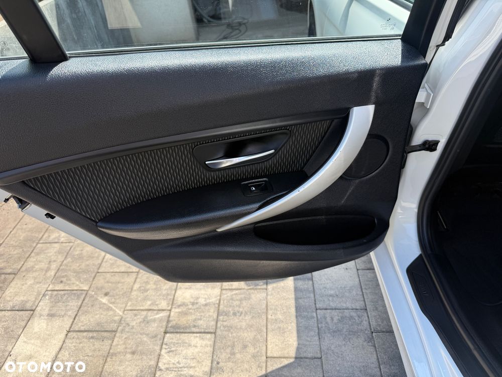 BMW Seria 3 320d Sport Line - 36