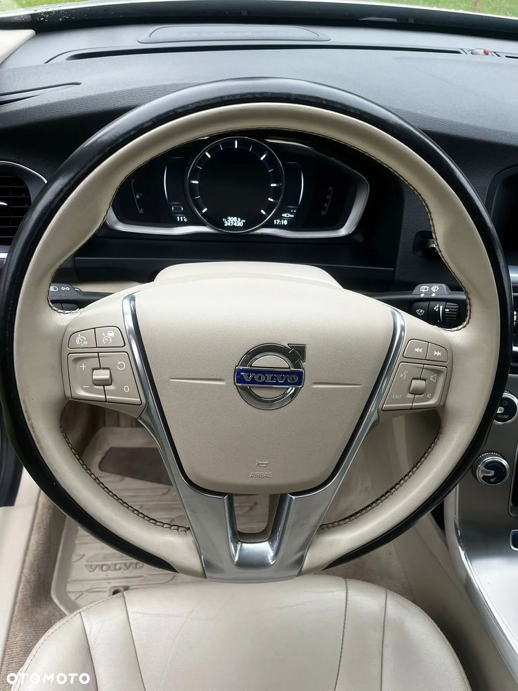 Volvo V60 D6 AWD Plug-in Hybrid R-Design Momentum - 4