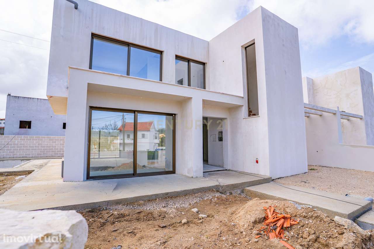 Moradia T3 com Piscina e Jardim em Salir do Porto - Grande imagem: 3/51