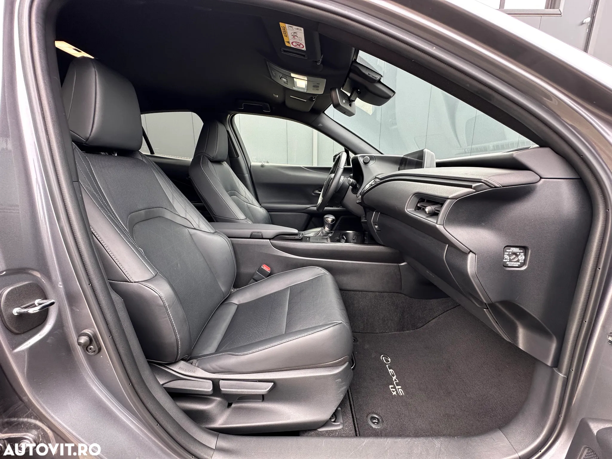 Lexus UX 250h 2.0L HEV 20H- (178 HP) 4X2 CVT Executive - 24