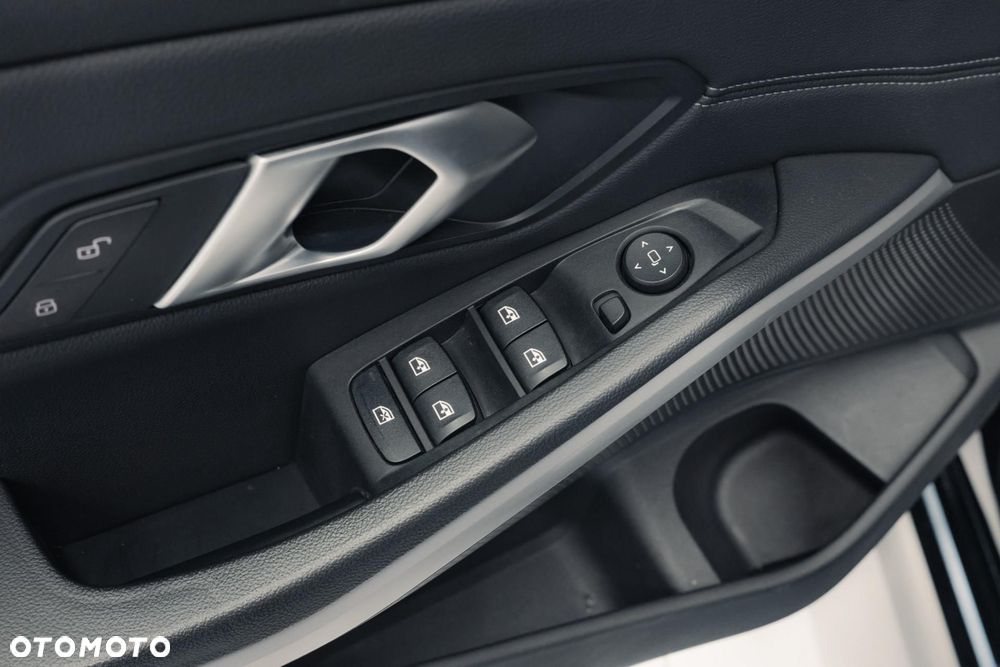 BMW Seria 3 330i Advantage - 26