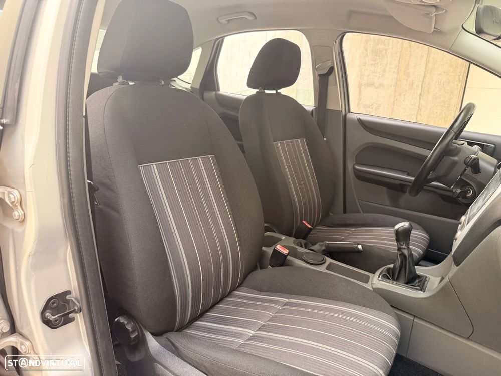 Ford Focus 1.6 Trend - 16