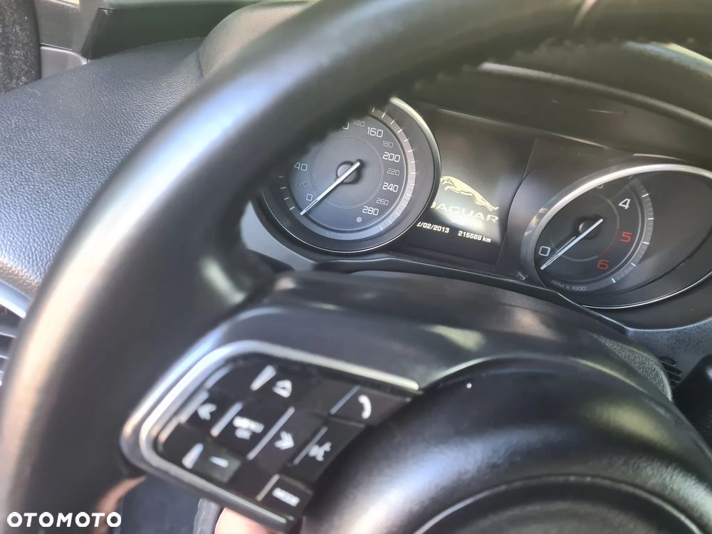 Jaguar XE 2.0 D Prestige - 38