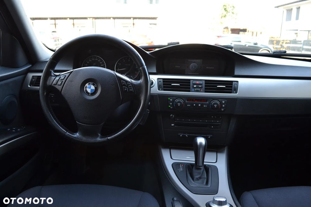 BMW Seria 3 325i - 25