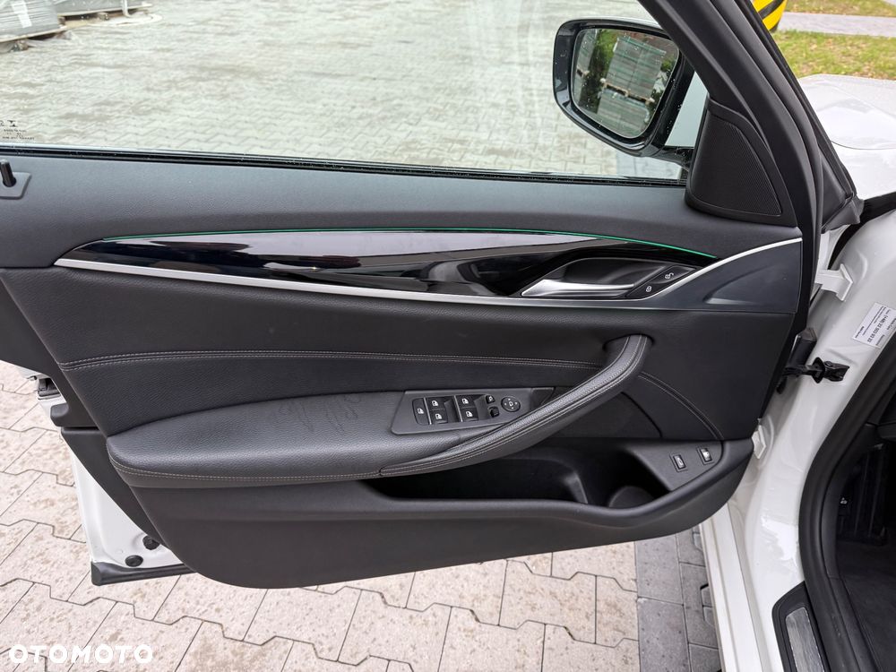 BMW Seria 5 530e iPerformance xDrive Sport Line sport - 26