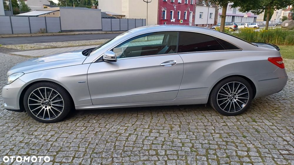 Mercedes-Benz Klasa E 200 CGI Coupe BlueEFFICIENCY Automatik Avantgarde - 6