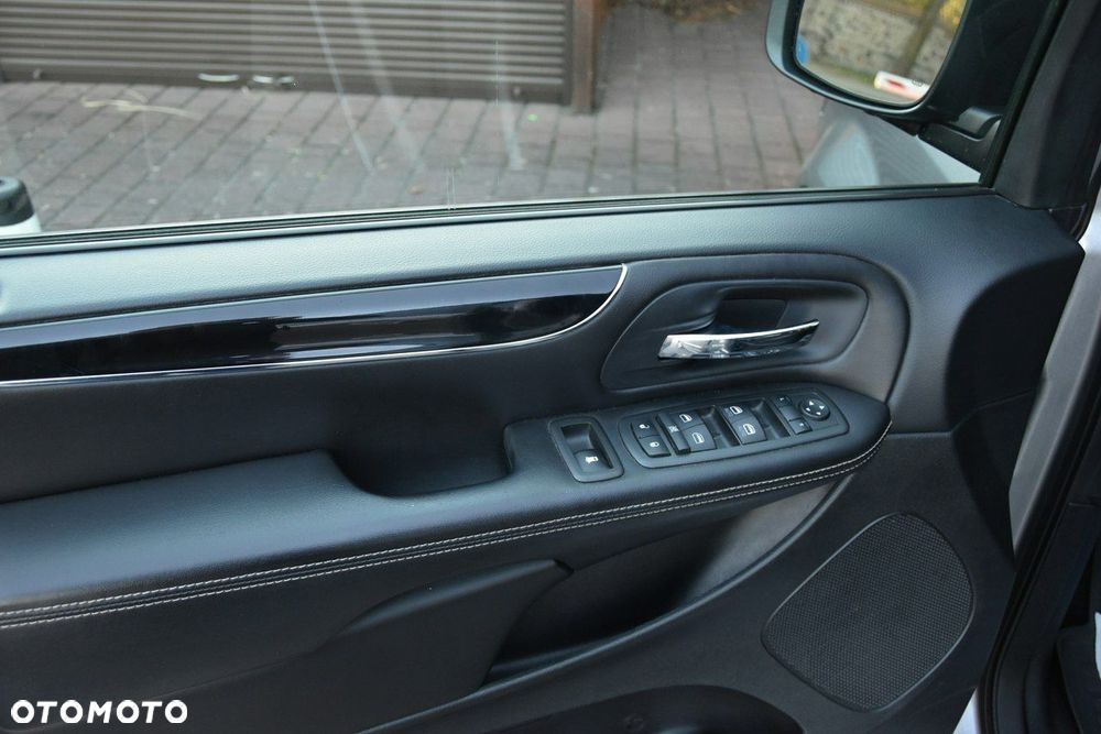 Chrysler Town & Country - 24