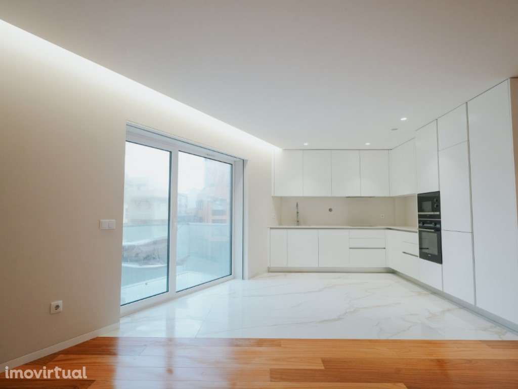 Apartamento T4 novo, a 300 metros da praia, com varanda e lugar de ... - Grande imagem: 2/42