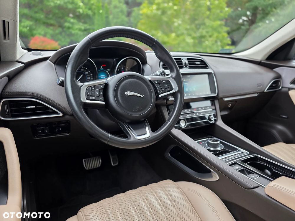 Jaguar F-Pace P250 AWD R-Dynamic Black - 19